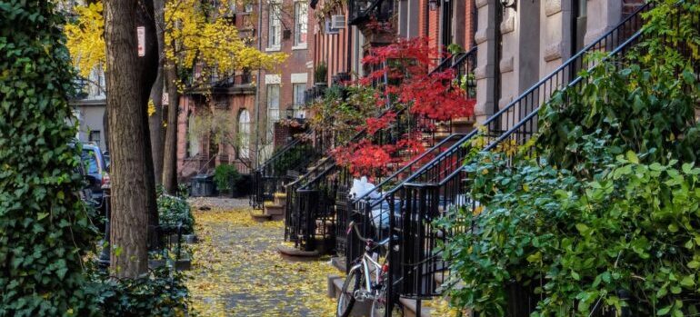 Manhattan streets in the fall as the best time to make a long-distance move to Manhattan